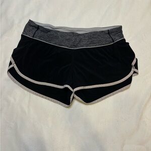 (76)Lululemon Speed Up Shorts 2.5”
